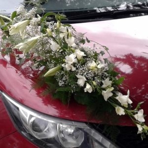 MARIAGE Voiture Blanc freesia lys sur voiture rouge