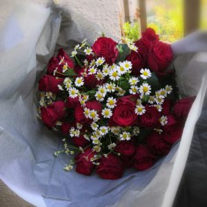 VALENTIN Bouquet 25 roses rouge et matricaire